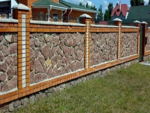 Кирпичный забор с камнем 12 метров фото в Горках Ленинских