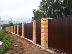 Кирпичный забор на ленточном фундаменте 12 метров фото в Горках Ленинских