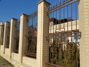 Кирпичный забор с ковкой  10 метров фото в Горках Ленинских