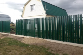 Забор из евроштакетника на ленточном фундаменте 70 метров фото в Горках Ленинских